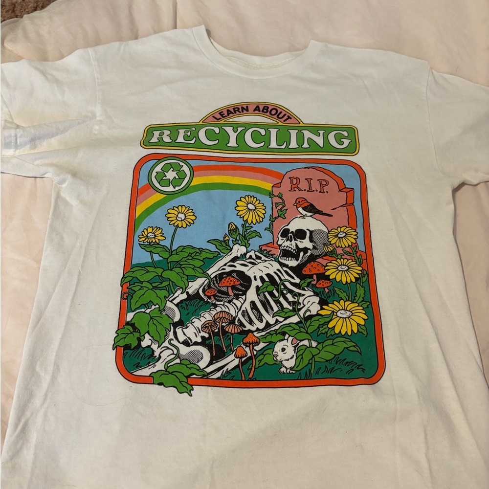 Short white sleeve shirt with design on front